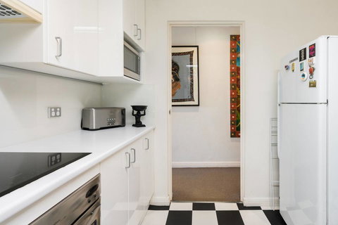 Waterfront Apartment Brimming With Inspirational Artwork - Accommodation Resorts 27