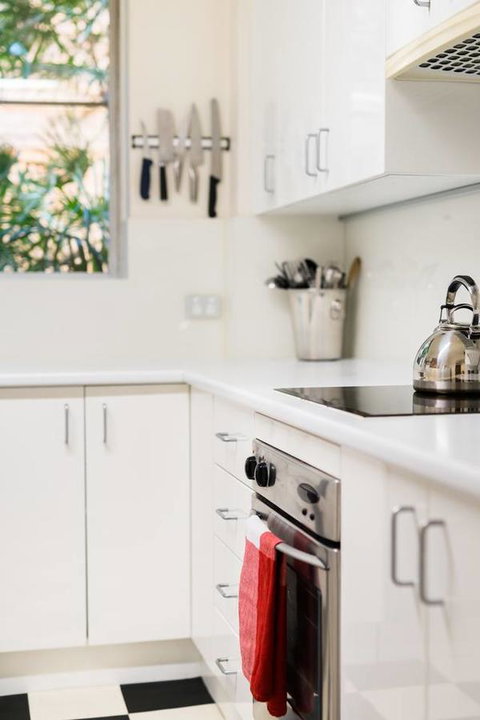 Waterfront Apartment Brimming With Inspirational Artwork - Accommodation Resorts 28