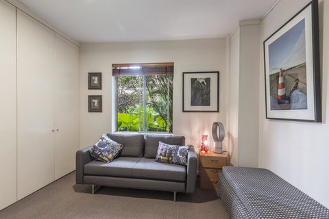 Waterfront Apartment Brimming With Inspirational Artwork - Accommodation Resorts 4