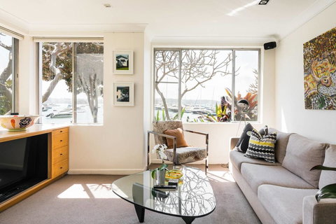 Waterfront Apartment Brimming With Inspirational Artwork - Accommodation Resorts 0