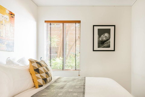 Waterfront Apartment Brimming With Inspirational Artwork - Accommodation Resorts 18