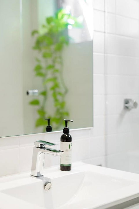 Waterfront Apartment Brimming With Inspirational Artwork - Accommodation Resorts 24