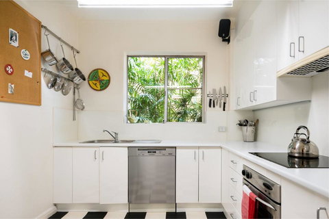 Waterfront Apartment Brimming With Inspirational Artwork - Accommodation Resorts 10