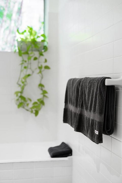 Waterfront Apartment Brimming With Inspirational Artwork - Accommodation Resorts 25