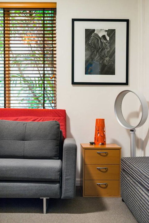 Waterfront Apartment Brimming With Inspirational Artwork - Accommodation Resorts 11