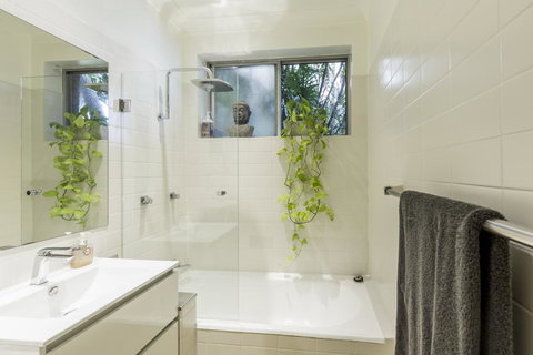 Waterfront Apartment Brimming With Inspirational Artwork - Accommodation Resorts 2