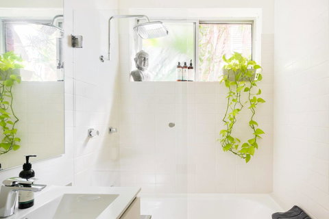 Waterfront Apartment Brimming With Inspirational Artwork - Accommodation Resorts 8