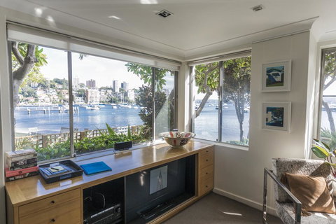 Waterfront Apartment Brimming With Inspirational Artwork - Accommodation Resorts 5