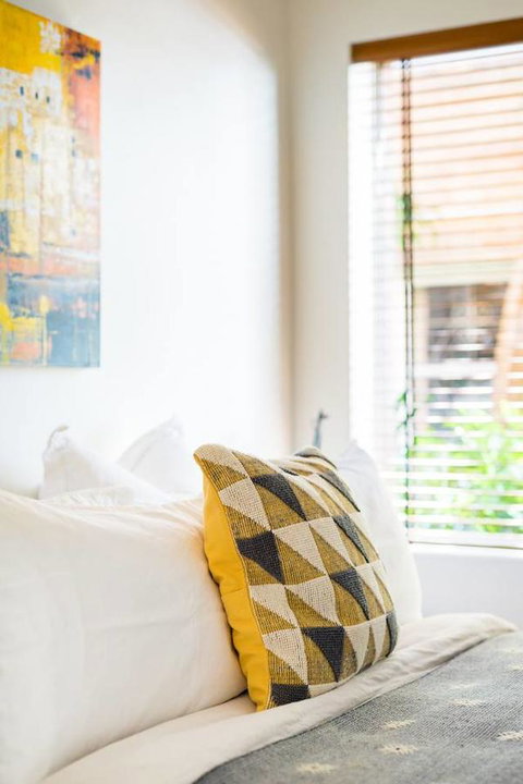 Waterfront Apartment Brimming With Inspirational Artwork - Accommodation Resorts 20