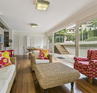 Summery spacious 4 bed home in Kurraba Point - Accommodation Resorts