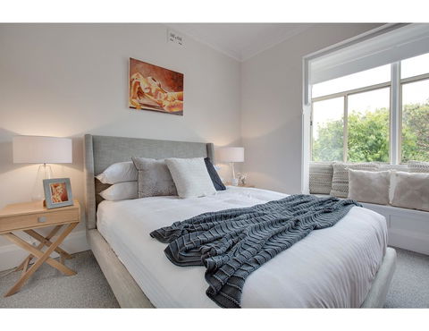 Large, Stylish And Quiet Penthouse Steps From Surf - Accommodation Resorts 10