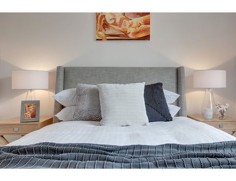 Large, Stylish And Quiet Penthouse Steps From Surf - Accommodation Resorts 11