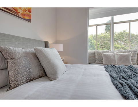 Large, Stylish And Quiet Penthouse Steps From Surf - Accommodation Resorts 12