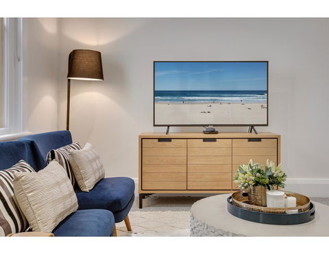 Large, Stylish And Quiet Penthouse Steps From Surf - Accommodation Resorts 4