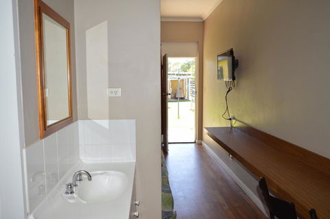 Brolga Hotel Motel - Coleambally - Accommodation Resorts 3