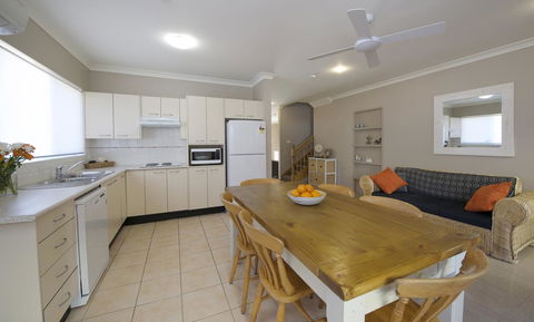 Marty's @ Little Beach - Accommodation Resorts 10