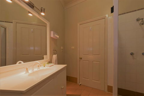 Bowen Inn Motel - Accommodation Resorts 1