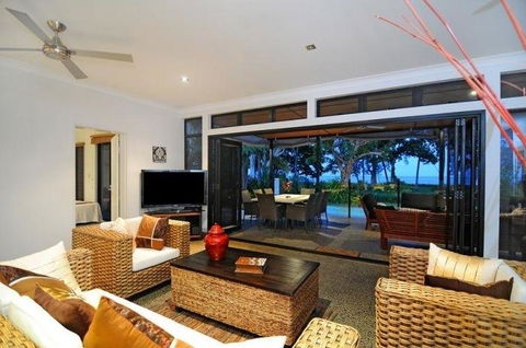 Bramston Beach - Luxury Holiday House - Accommodation Resorts 1