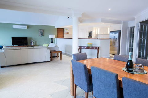 Canal Elegance In Yunderup - Accommodation Resorts 3