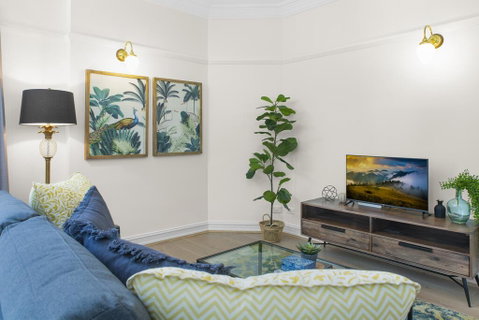 Central Apartment With Spacious Living And Dining - Accommodation Resorts 2