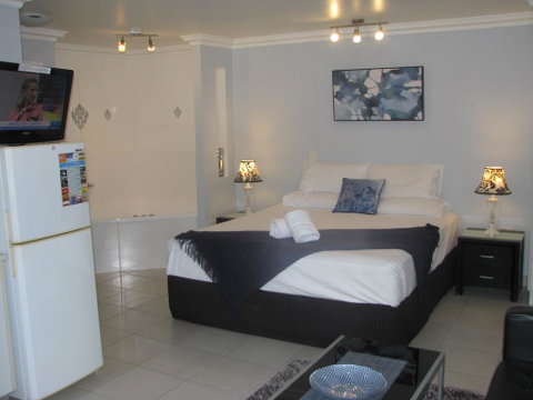 Charm City Motel - Accommodation Resorts 3