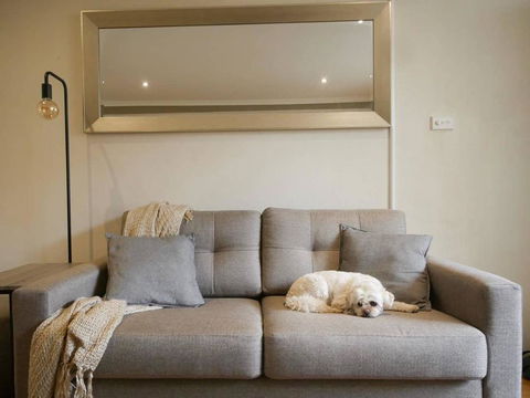 Chic, Pet Friendly & 500m To The Beach W/ Parking - Accommodation Resorts 1