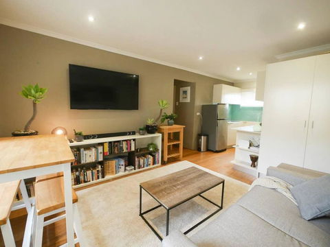 Chic, Pet Friendly & 500m To The Beach W/ Parking - Accommodation Resorts 0