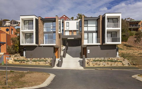 Chilam 'B' - Sophisticated Style With Views To The Lake & Mountains - Accommodation Resorts 0