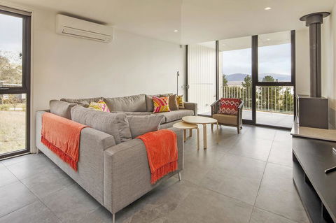 Chilam 'B' - Sophisticated Style With Views To The Lake & Mountains - Accommodation Resorts 2