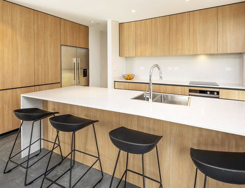 Chilam 'B' - Sophisticated Style With Views To The Lake & Mountains - Accommodation Resorts 3