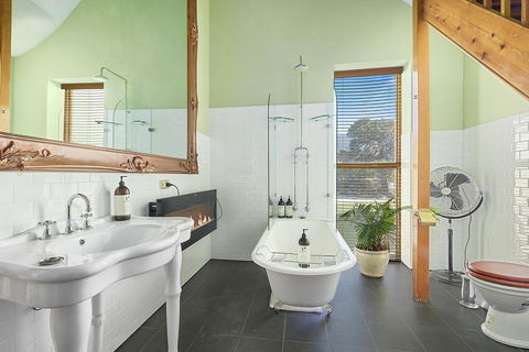 Claremont House - Accommodation Resorts 3