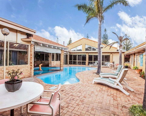 Comfort Inn Bay Of Isles - Accommodation Resorts 2