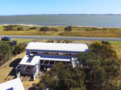 Coorong Aurora - Breathtaking Waterfront Escape - Accommodation Resorts 1