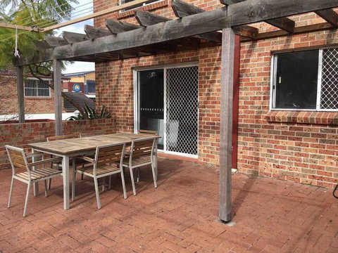 Cozy 3BR Townhouse In Liverpool CBD With Parking - Accommodation Resorts 1