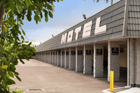 Dalrymple Hotel - Accommodation Resorts 0