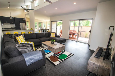 Decked Out At Bright - Accommodation Resorts 0