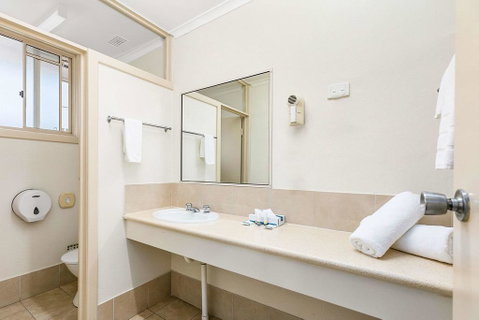Econo Lodge Park Lane - Accommodation Resorts 3