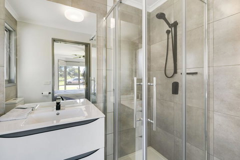 Fairway Views Pet Friendly House With WiFi, AC, Heating, Walk To Beach - Accommodation Resorts 2