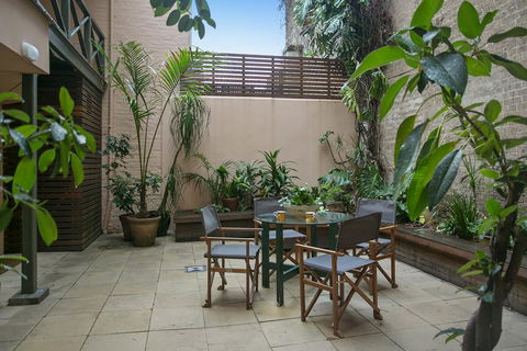 Family Terrace Home Minutes From Oxford Street And CBD - Accommodation Resorts 2