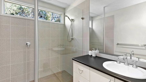 FLORENCE HOUSE Sundrenched Luxury With Pool & Deck - Accommodation Resorts 1