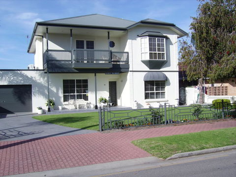 Glenelg Sea-Breeze - Accommodation Resorts 3