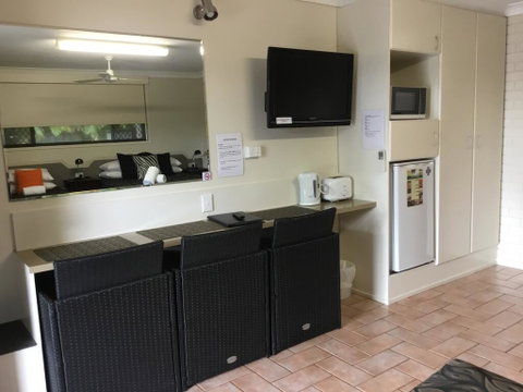 Golden Palms Motor Inn - Accommodation Resorts 2