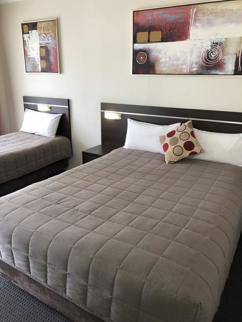 Golden West Motor Inn - Accommodation Resorts 2