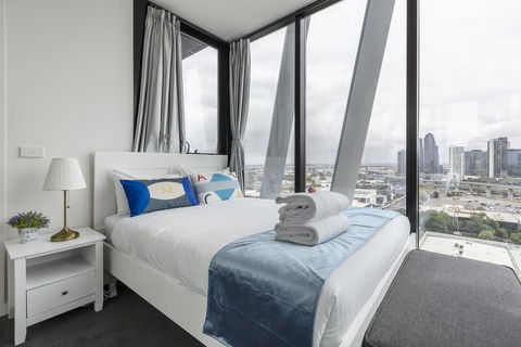 Gravity DefyingLight Filled ApartmentBay To City ViewsRooftop DeckHot TubNetflix - Accommodation Resorts 1