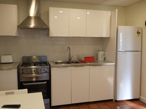 Guesthouse With Pool & BBQ - 10 Kms From CBD - Accommodation Resorts 1