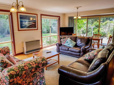 GUMS & ROSES - Family Home In The Heart Of Town. - Accommodation Resorts 0
