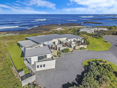 HEARN'S BEACHSIDE VILLA 2 - Accommodation Resorts 0