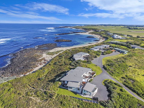 HEARN'S BEACHSIDE VILLA 2 - Accommodation Resorts 3