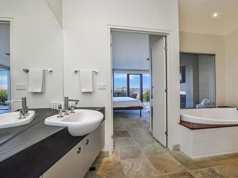 HEARN'S BEACHSIDE VILLA 4 - Accommodation Resorts 1