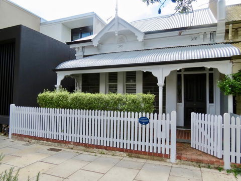 Heritage Luxury 3BR Cottage On Halifax - Accommodation Resorts 0